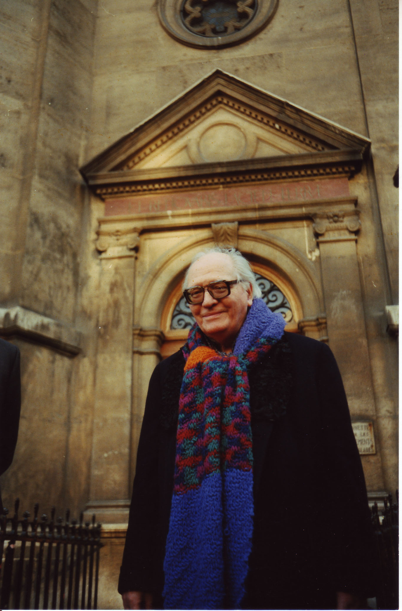 Olivier Messiaen před chrámem Svaté Trojice